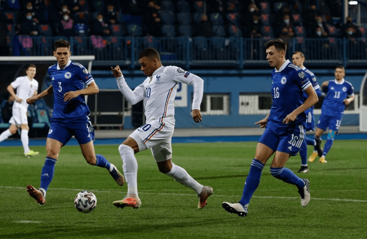 九游体育- 电竞超级杯掀起高潮,嵩山雷豹队强势横扫漓江雄狮队,老将里程碑之夜——防守强度拉满